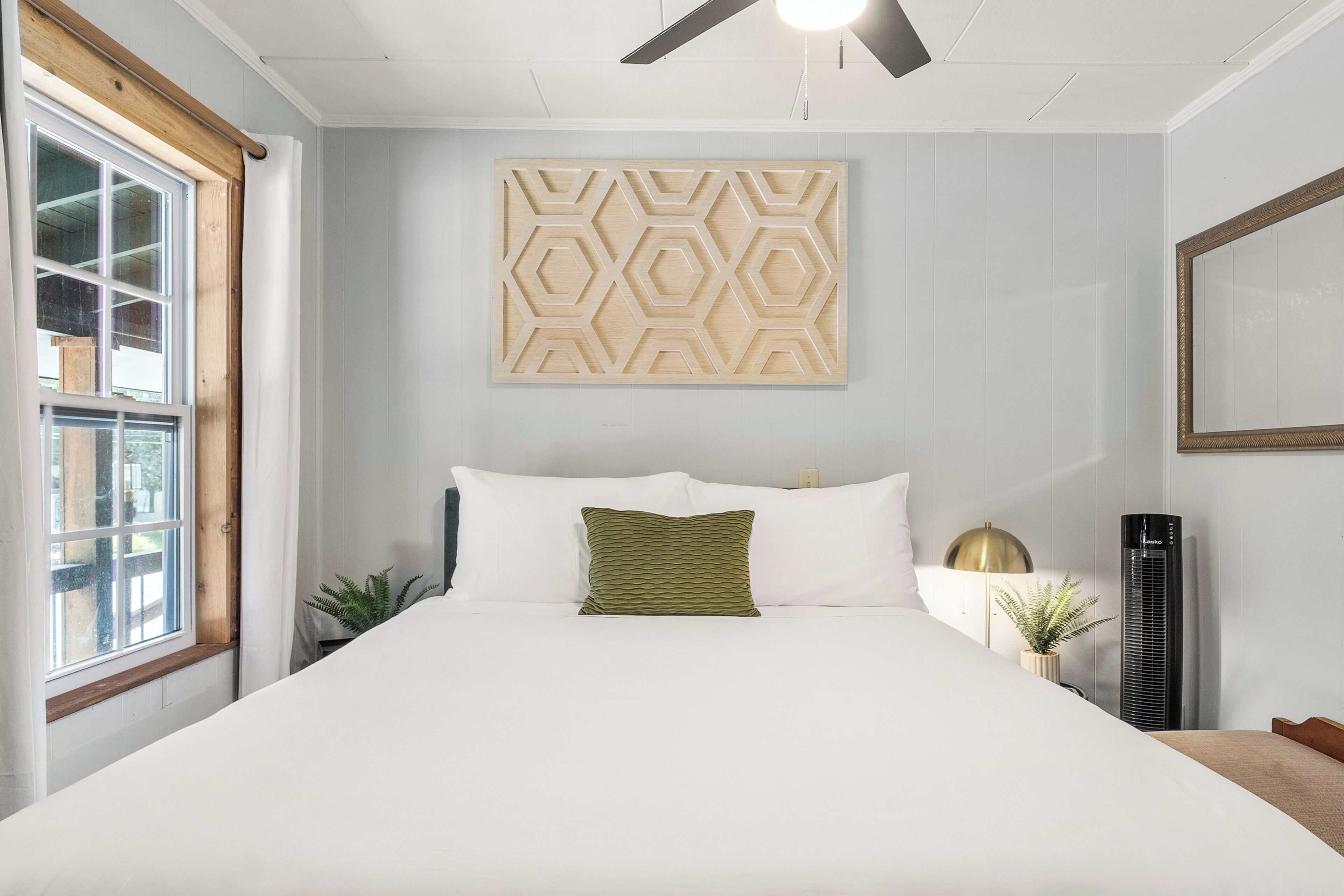 Iron/ironing board, WiFi, bed sheets