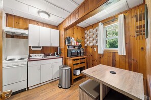 Private kitchen - Cozy 1 standard room hotel in serene Hendersonville with AC (Hendersonville)