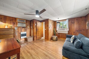 Living area - Cozy 1 standard room hotel in serene Hendersonville with AC (Hendersonville)