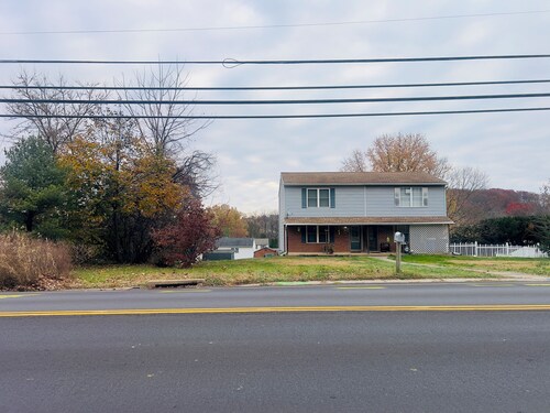 2-bedroom condo in peaceful York with cool AC
