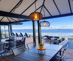 Outdoor dining - Private Beach Access, Kayaks, SUP, and Whale watching (Langley)