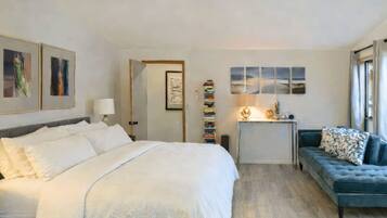 3 bedrooms, desk, iron/ironing board, travel cot