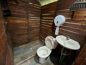 Chalé, vista para o jardim | Banheiro | Chuveiro/banheira combinados 