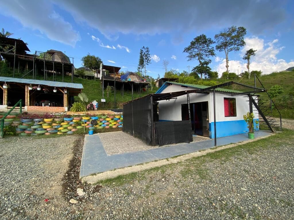 Un petit bâtiment d’un seul étage, à l’extérieur bleu et blanc, doté d’un porche couvert et d’une allée en gravier.