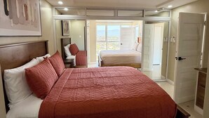 Ein geräumiges Schlafzimmer mit einem großen Bett, einem Nachttisch und einem Kleiderschrank.