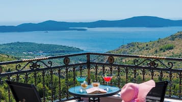 Villa (3 Bedrooms) | Balkon