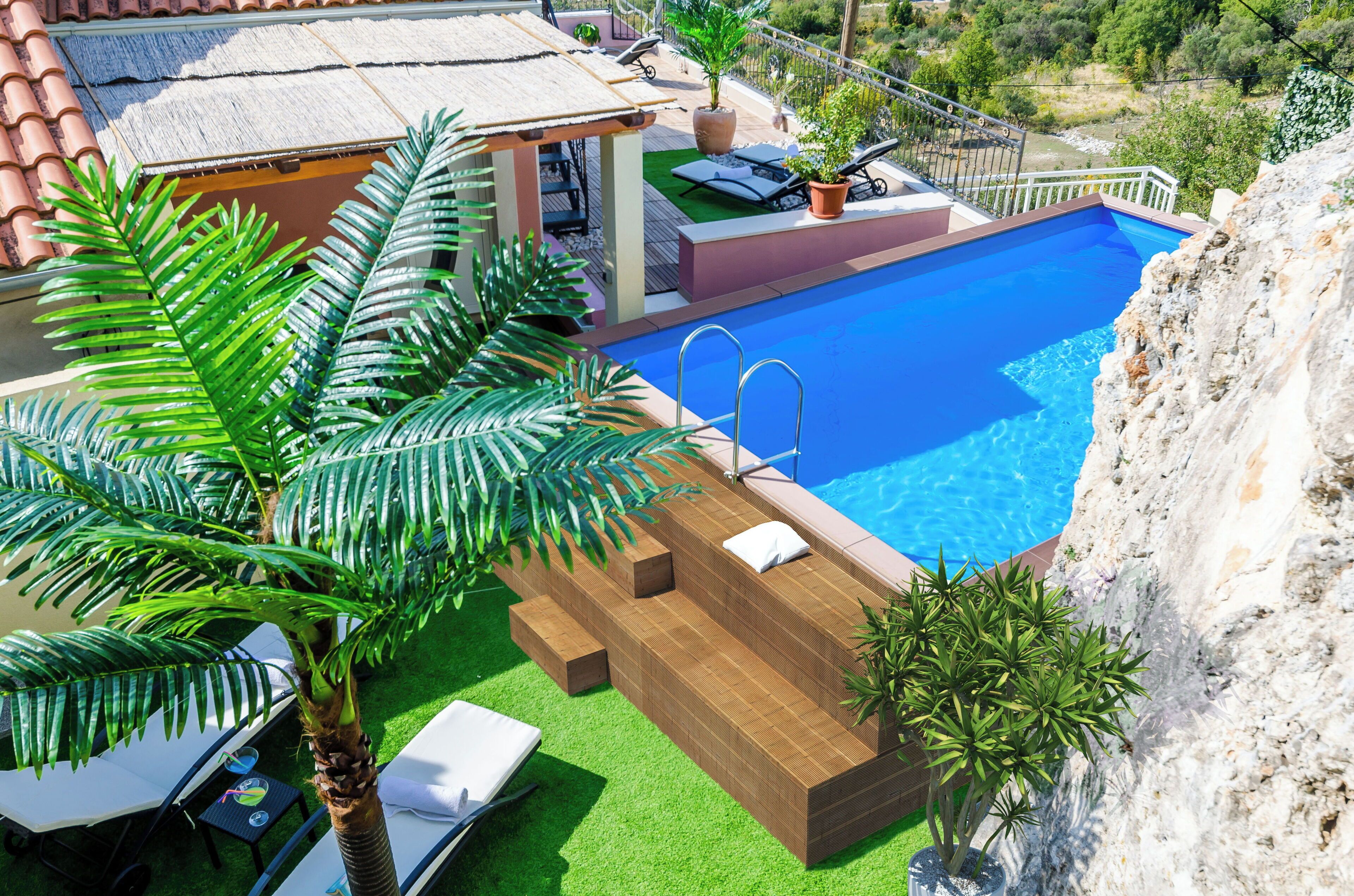 حمام سباحة على السطح