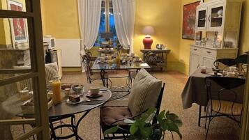 Free daily continental breakfast