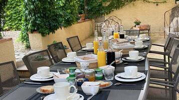 Free daily continental breakfast