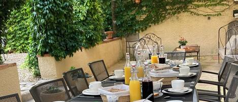 Free daily continental breakfast