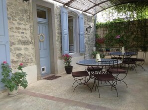 Outdoor dining - Aux Anges Gardiens (Carcassonne)