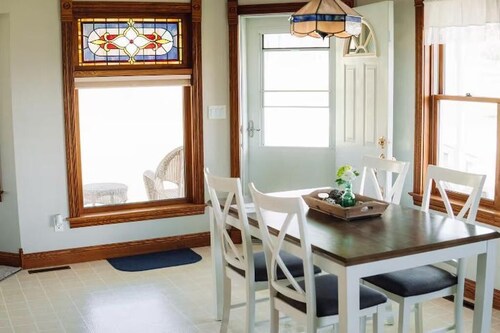 Silver Creek Retreat.  Entire Home in Decorah, IA. Beautiful and Comfortable.