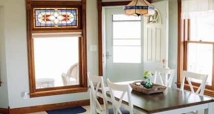 Silver Creek Retreat. Entire Home in Decorah, IA. Beautiful and Comfortable.