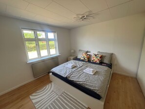 4 bedrooms, iron/ironing board, WiFi, bed sheets