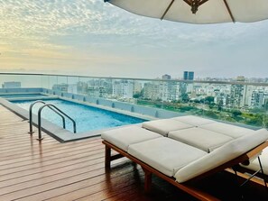 Una piscina al aire libre