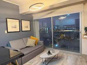 เบสิกอพาร์ทเมนท์, ระเบียง, วิวเมือง | บริเวณนั่งเล่น