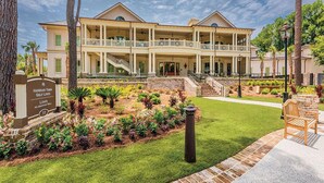 Un grand bâtiment à deux étages, doté d’un porche abrité et d’un jardin aménagé.