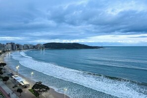 Beach - Beachfront apartment in Praia do Morro with air conditioning and barbecue. (Guarapari)