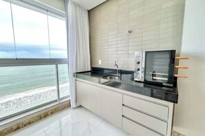 Private kitchen - Beachfront apartment in Praia do Morro with air conditioning and barbecue. (Guarapari)