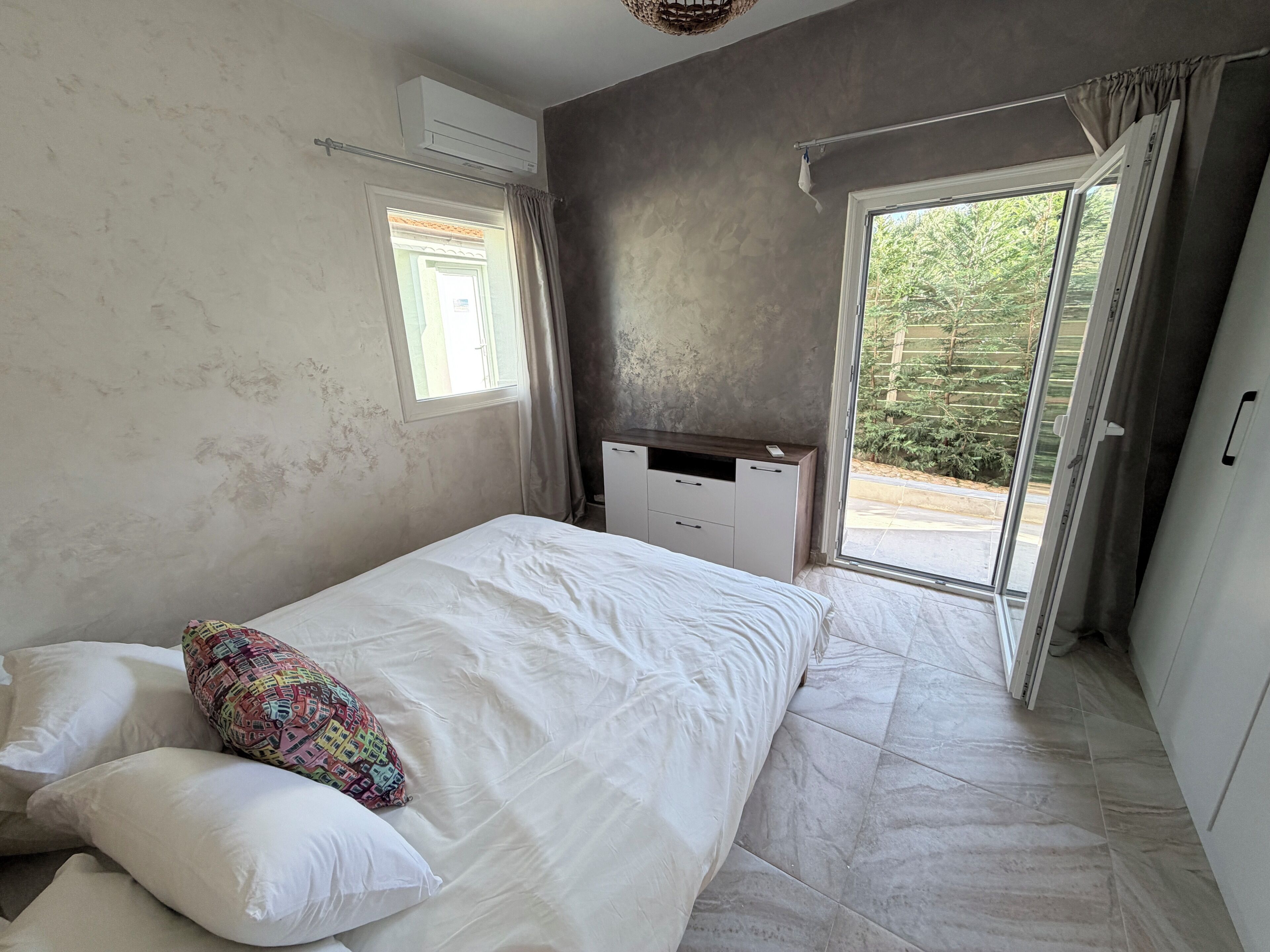 4 chambres, fer et planche à repasser, lit de bébé portatif