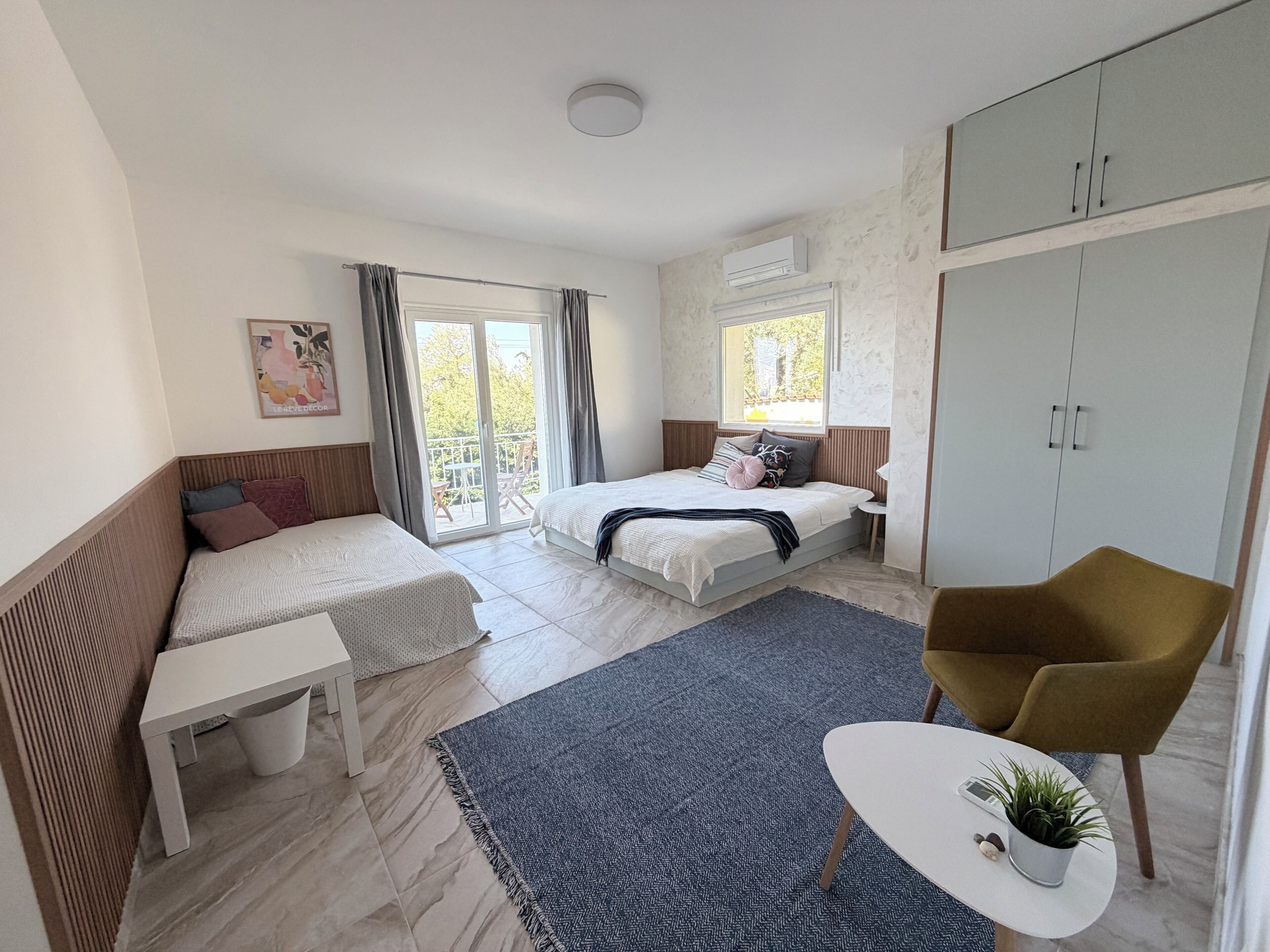 4 chambres, fer et planche à repasser, lit de bébé portatif