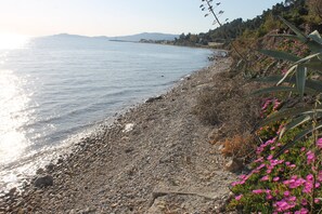 Beach nearby, sun-loungers, beach towels