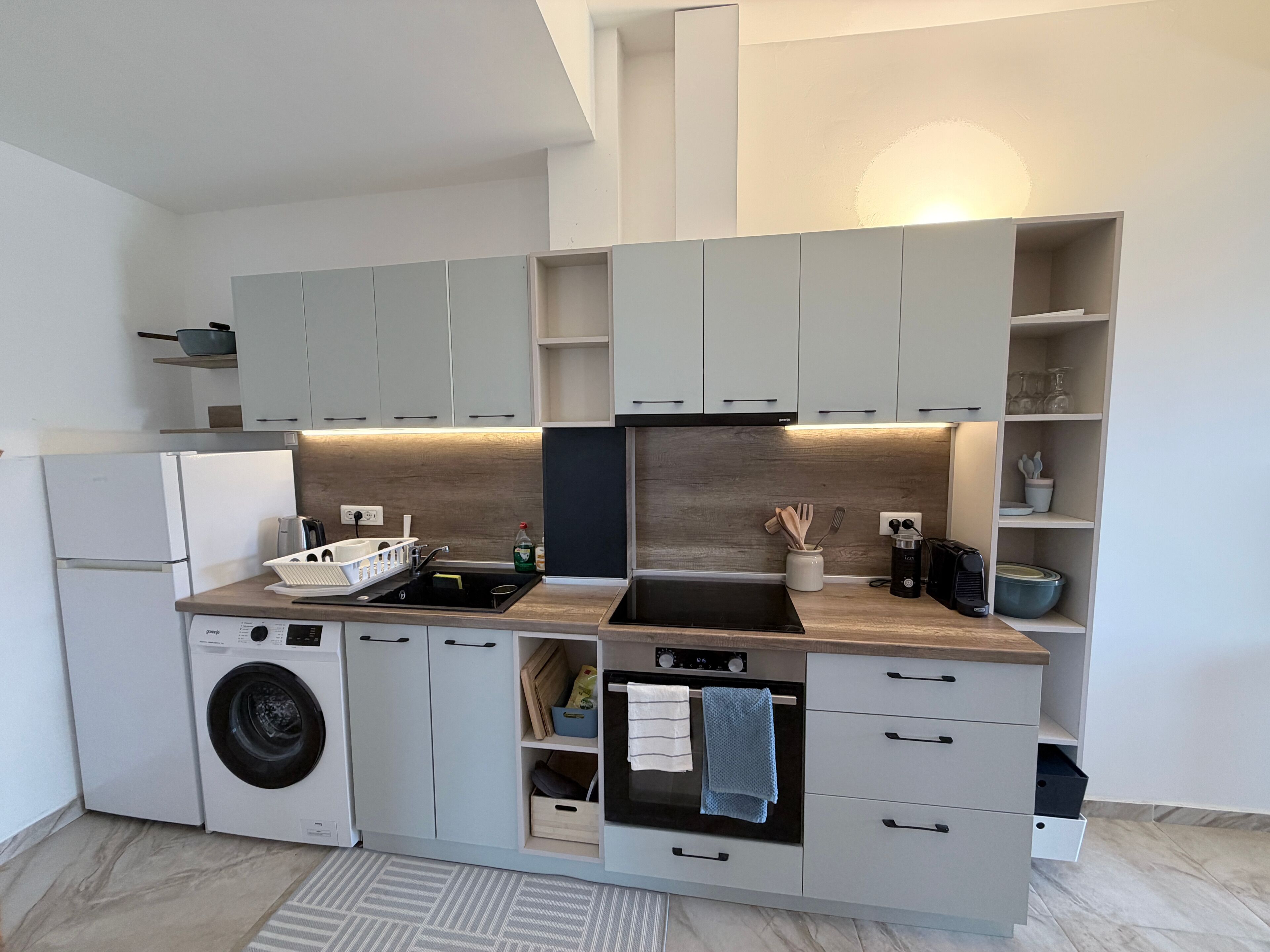 Réfrigérateur, un four, surface de cuisson, lave-vaisselle