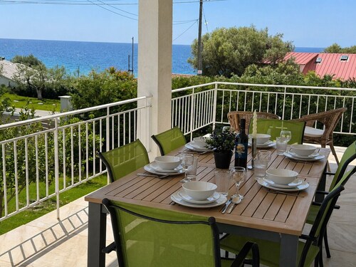 Charming 4-bedroom villa with AC in beautiful Nea Skioni, 40 meters from beach