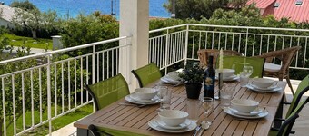 Charming 4-bedroom villa with AC in beautiful Nea Skioni, 40 meters from beach
