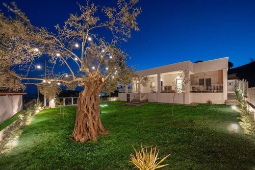 Charming 4-bedroom villa with AC in beautiful Nea Skioni, 40 meters from beach