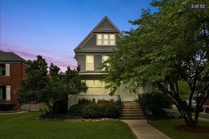 Exterior - Large 2 BR Apt in Frank Lloyd Wright - Hemingway Historic District in Oak Park! (Oak Park)