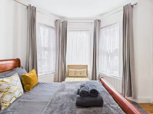 4BR London Home Piccadilly Line Sleeps 9