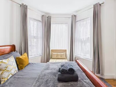 4BR London Home Piccadilly Line Sleeps 9