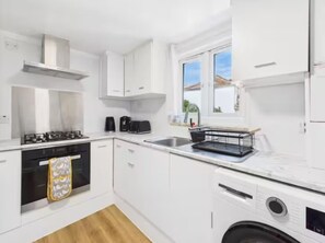 Apartment - 4BR London Home Piccadilly Line Sleeps 9 (London)