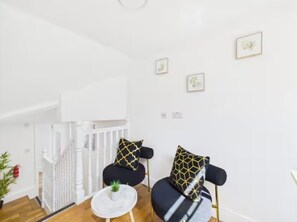 Apartment - 4BR London Home Piccadilly Line Sleeps 9 (London)