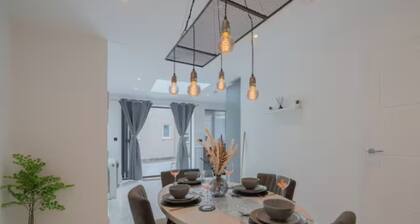 Luxury 3BR W Garden Parking Near Spurs Stadium