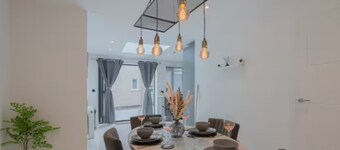 Luxury 3BR W Garden Parking Near Spurs Stadium