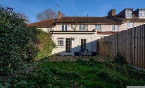 A two-story house with a garden in the backyard. - 3BR Putney Home London Sleeps 8 Winter Deal (London)