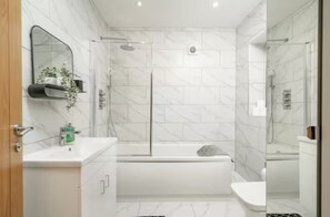 House - Family-friendly 3BR Home London N17 Sleeps 8 (London)