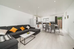 House - Family-friendly 3BR Home London N17 Sleeps 8 (London)