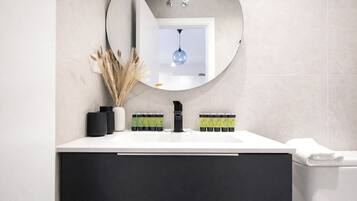 Ducha, secador de pelo, toallas y jabón