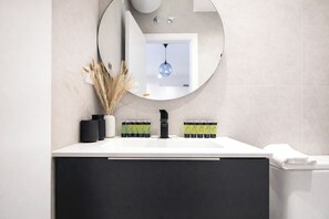 Ducha, secador de pelo, toallas y jabón