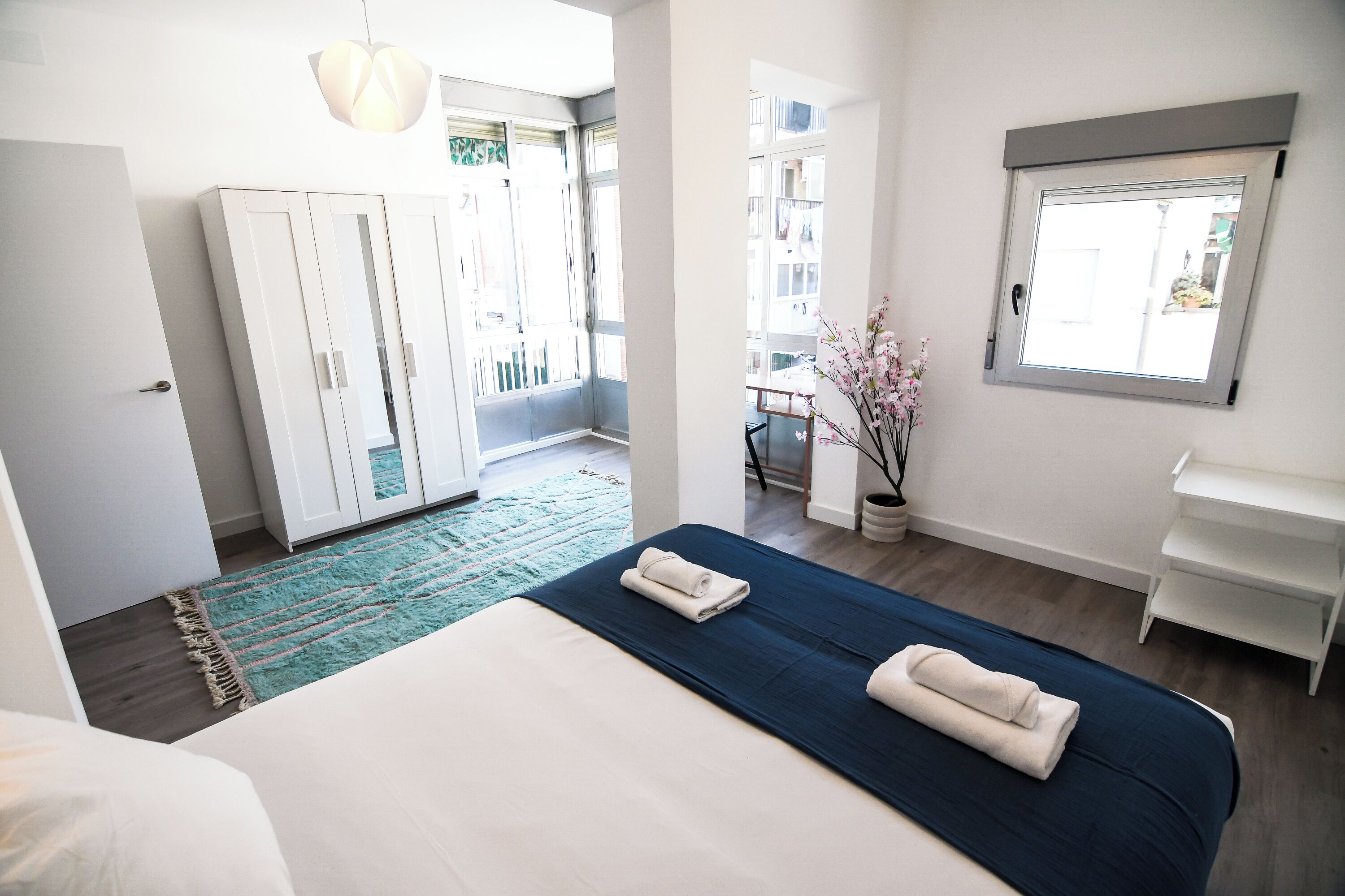 Tabla de planchar con plancha, wifi, ropa de cama