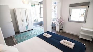 Tabla de planchar con plancha, wifi, ropa de cama