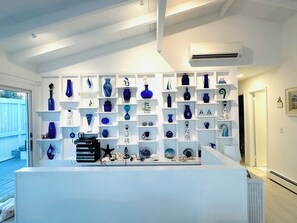 Interior - "Light & Airy Beach House" Across the street from the houses on the ocean. (Amagansett)