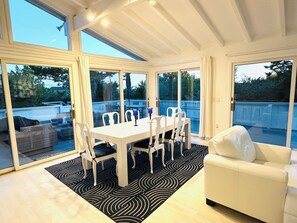 Interior - "Light & Airy Beach House" Across the street from the houses on the ocean. (Amagansett)