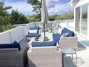 Terrace/patio - "Light & Airy Beach House" Across the street from the houses on the ocean. (Amagansett)