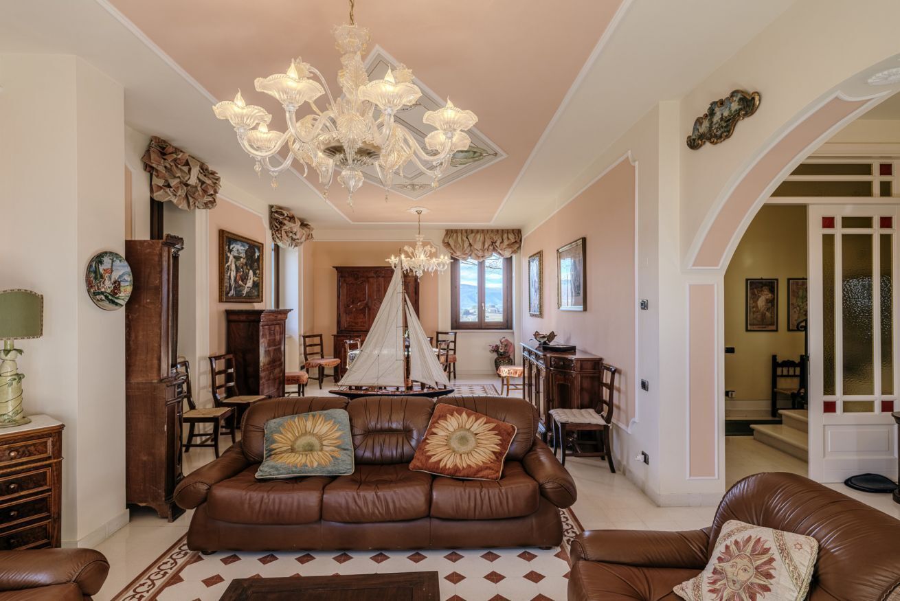 Een televisie en een open haard