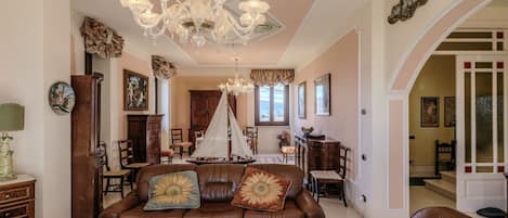 Télévision, cheminée