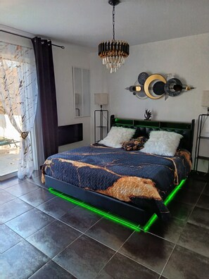 4 bedrooms, iron/ironing board, WiFi, bed sheets